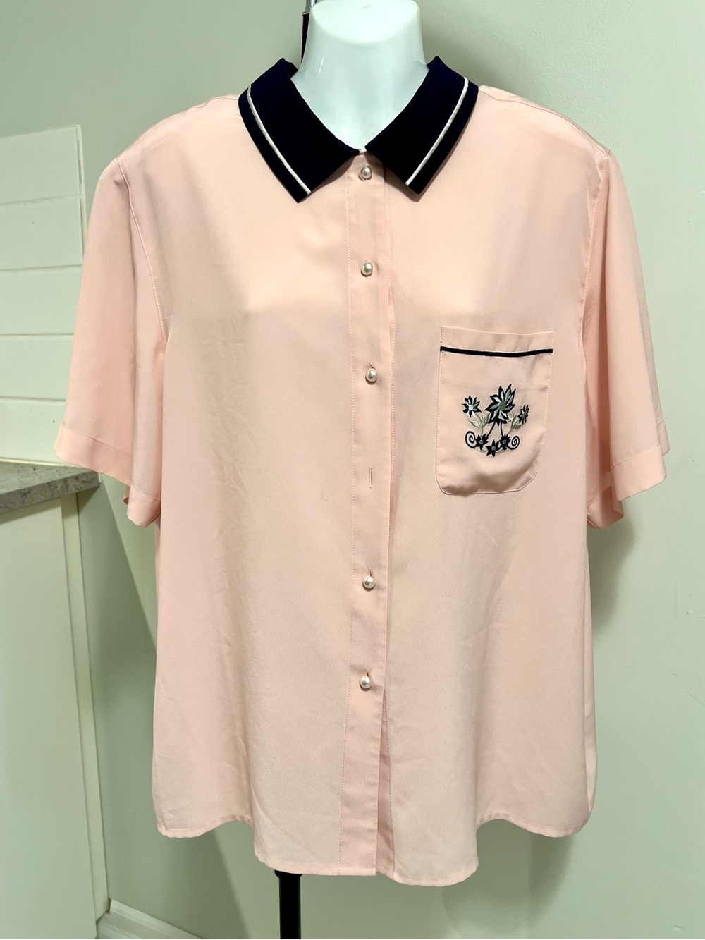 Vintage Womens Light Pink Short-Sleeve Button-Down Shirt with Navy Trim